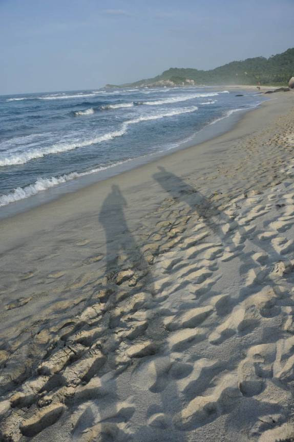 Caminhando na praia de Arrecifes, metade daminho para o início da trilha, no Parque Nacional Tayrona, no litoral norte da Colômbia